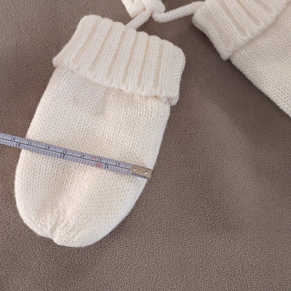 Handmade Newborn Baby Knitted Mittens - Picture 4 of 4